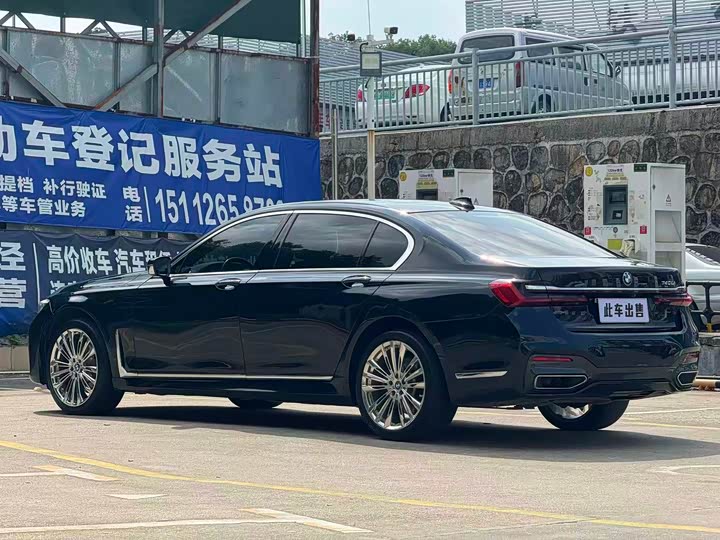 Фото 13 - BMW 7 Series