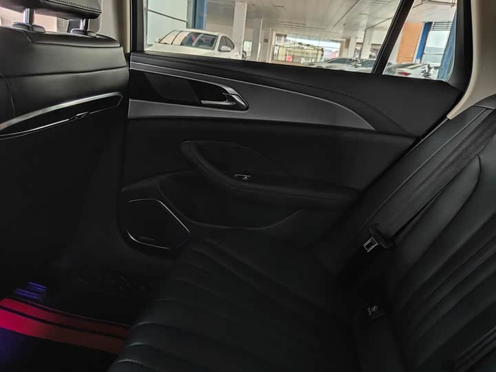 Фото 10 - Hongqi H5