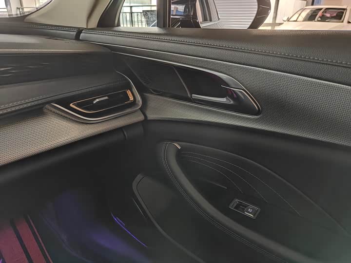 Фото 11 - Hongqi H5