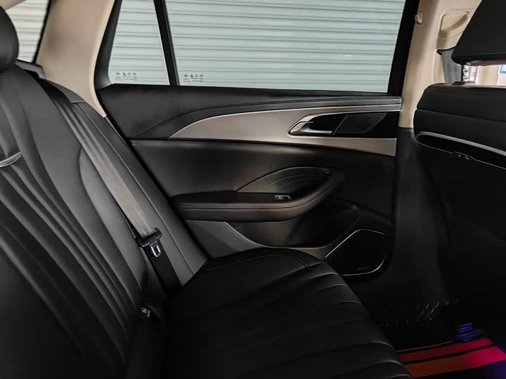 Фото 12 - Hongqi H5