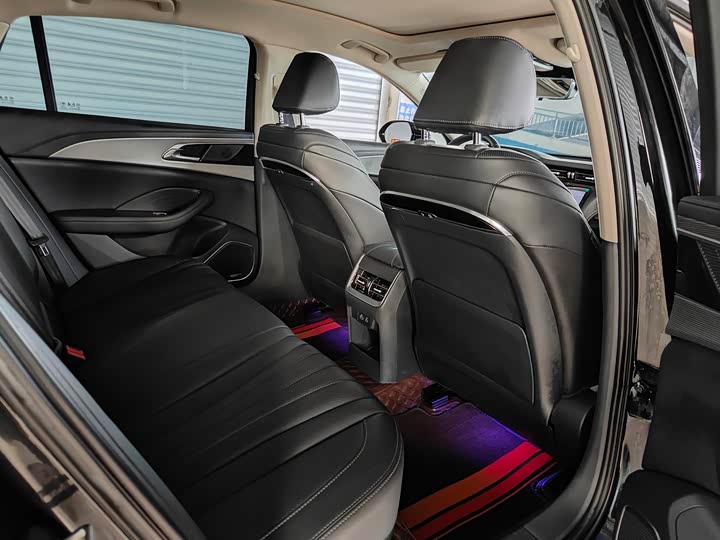 Фото 13 - Hongqi H5