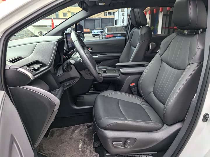 Фото 11 - Toyota Sienna