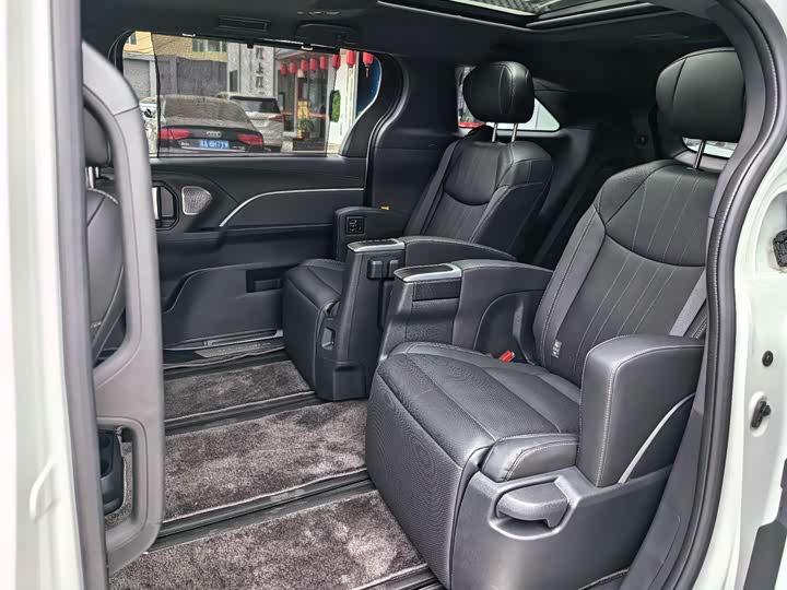 Фото 19 - Toyota Sienna