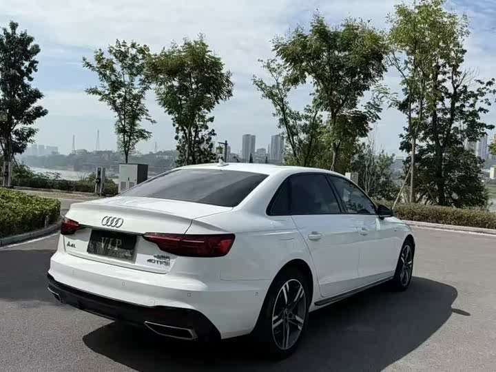 Фото 8 - Audi A4L