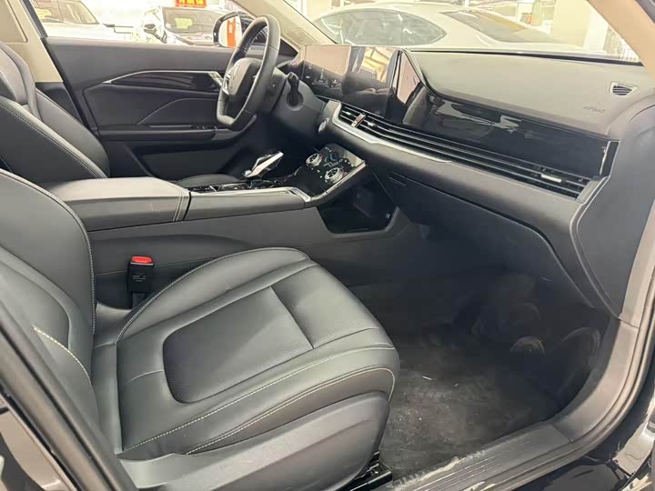 Фото 12 - Bestune B70