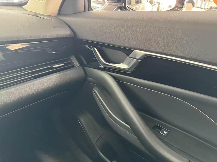 Фото 13 - Bestune B70