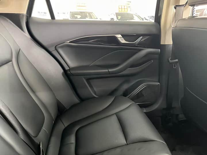 Фото 14 - Bestune B70