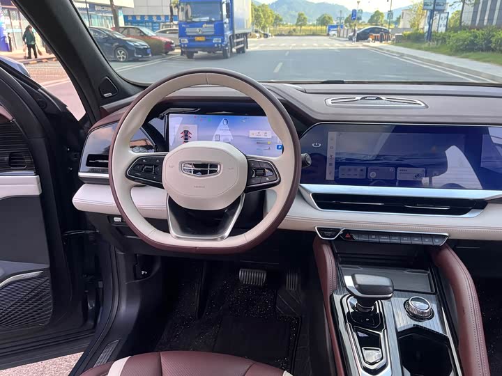 Фото 12 - Geely Monjaro