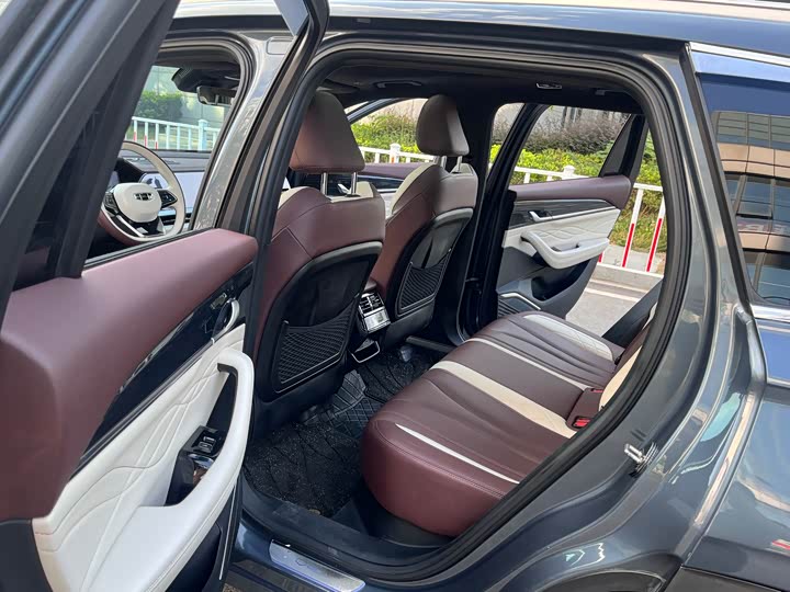 Фото 15 - Geely Monjaro