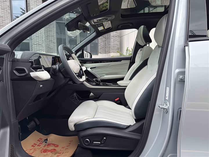 Фото 13 - Geely Atlas L