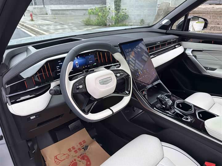 Фото 14 - Geely Atlas L