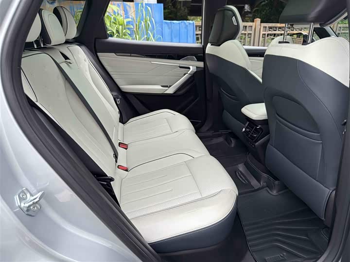 Фото 17 - Geely Atlas L