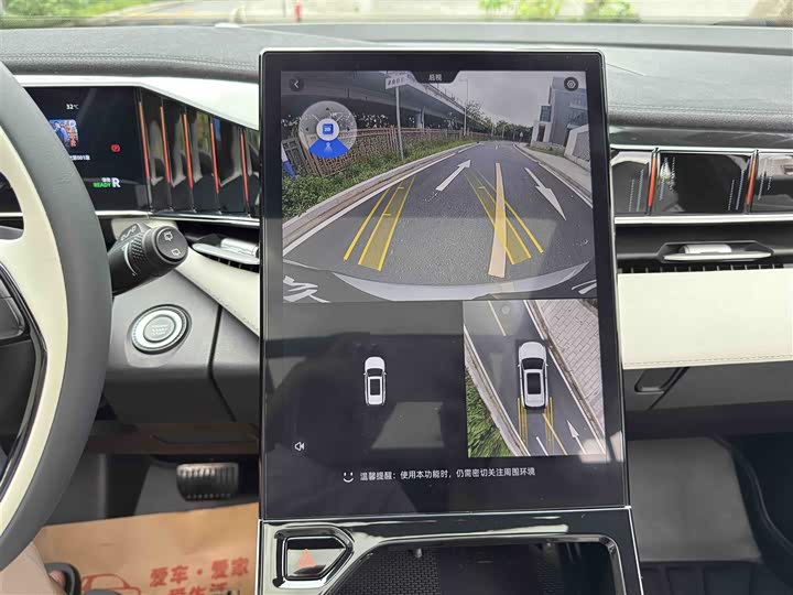 Фото 18 - Geely Atlas L