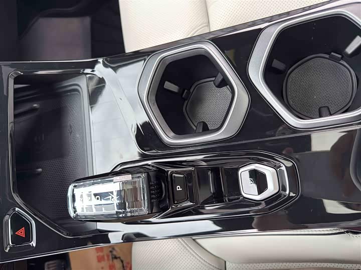 Фото 19 - Geely Atlas L