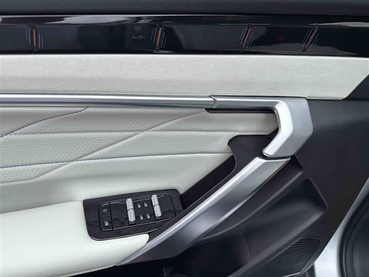 Фото 21 - Geely Atlas L