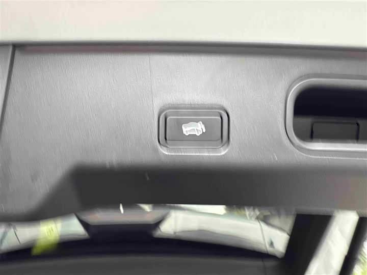 Фото 23 - Geely Atlas L