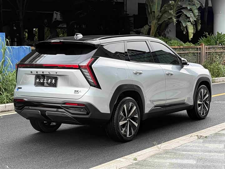 Фото 25 - Geely Atlas L