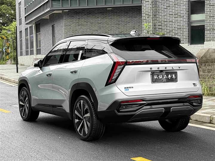 Фото 3 - Geely Atlas L