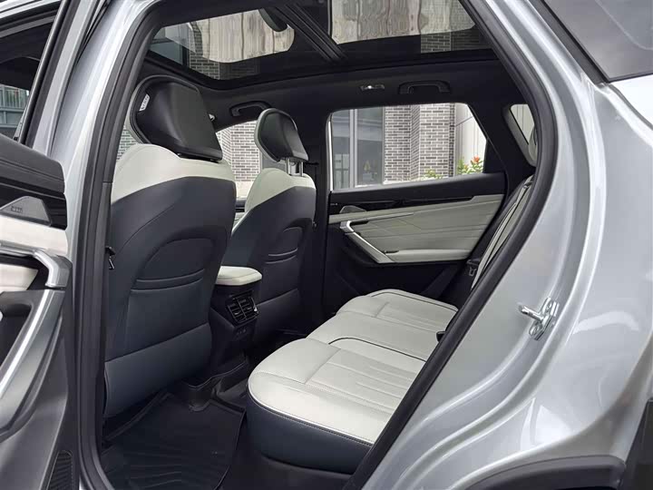 Фото 6 - Geely Atlas L