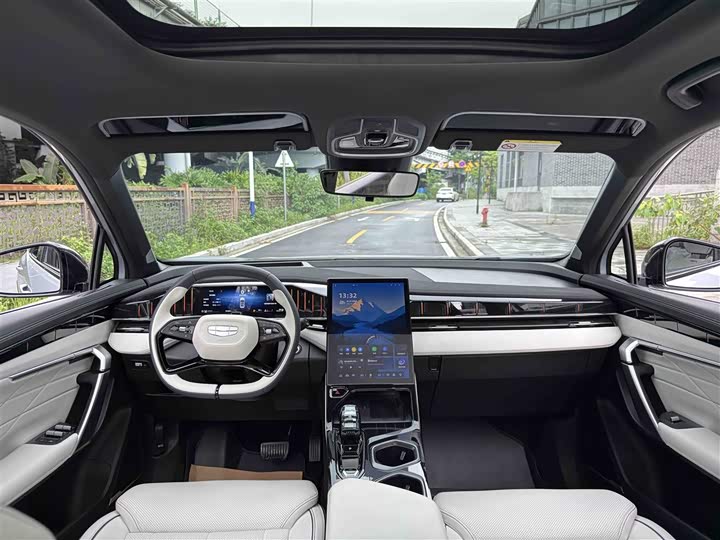 Фото 8 - Geely Atlas L