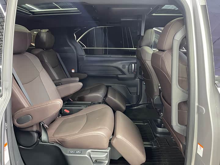 Фото 12 - Toyota Granvia