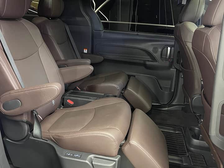 Фото 13 - Toyota Granvia