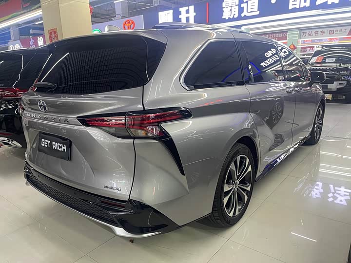 Фото 3 - Toyota Granvia