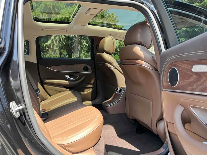 Фото 10 - Mercedes-Benz E-Class