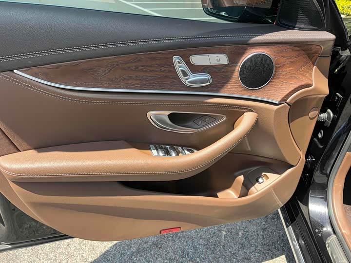 Фото 13 - Mercedes-Benz E-Class