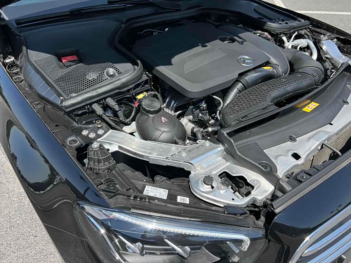 Фото 15 - Mercedes-Benz E-Class