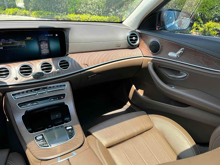 Фото 20 - Mercedes-Benz E-Class