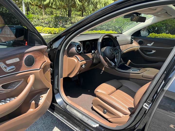 Фото 7 - Mercedes-Benz E-Class