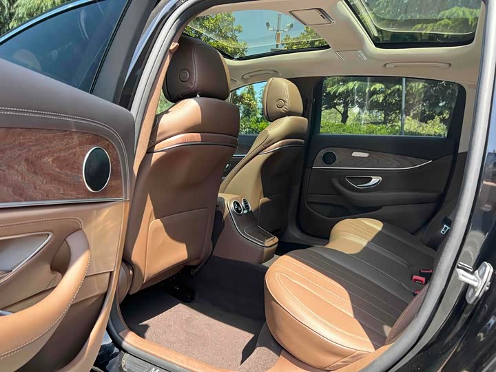 Фото 8 - Mercedes-Benz E-Class