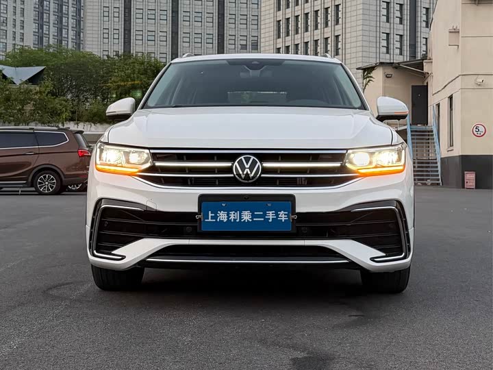 Фото 2 - Volkswagen Tiguan L Pro