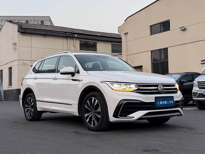Фото 3 - Volkswagen Tiguan L Pro
