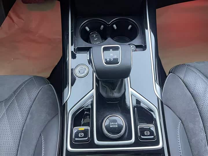 Фото 16 - Hongqi HS5