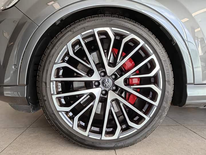 Фото 14 - Audi SQ7