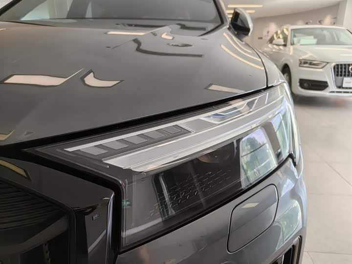 Фото 17 - Audi SQ7