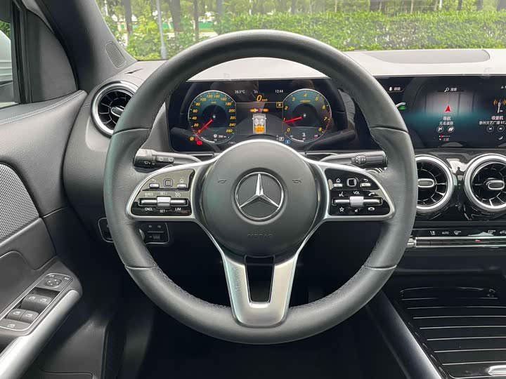 Фото 11 - Mercedes-Benz GLA-Class