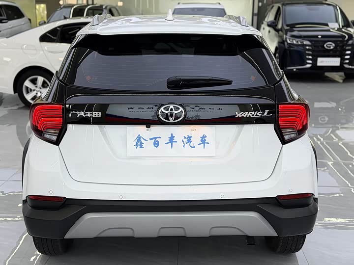 Фото 10 - Toyota Yaris L Hatchback