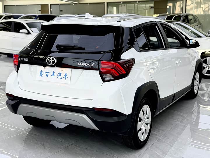 Фото 11 - Toyota Yaris L Hatchback