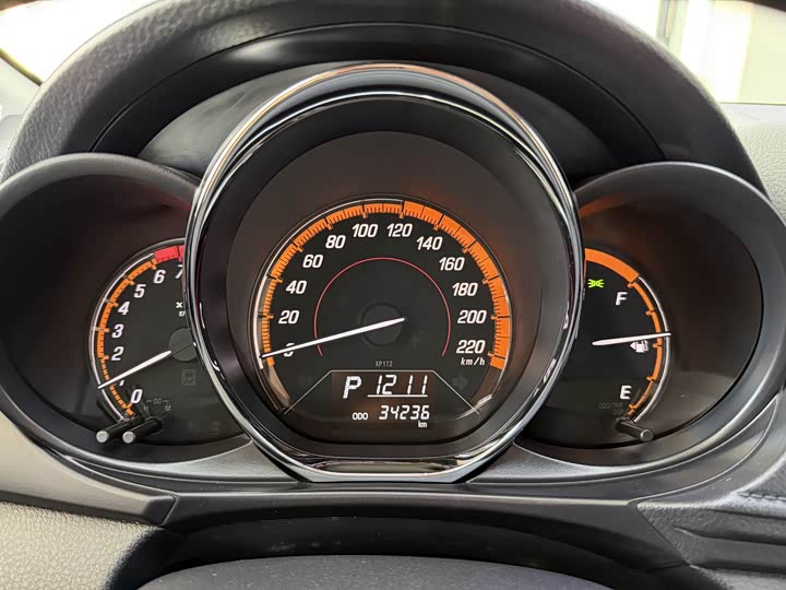 Фото 13 - Toyota Yaris L Hatchback