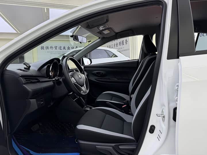 Фото 5 - Toyota Yaris L Hatchback