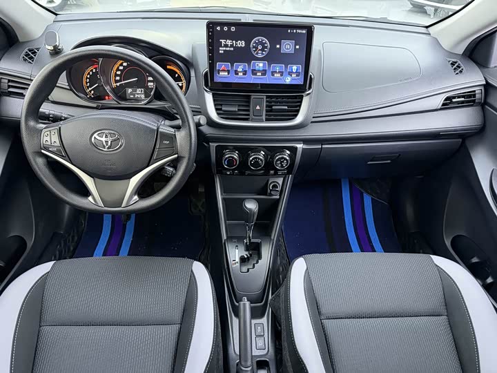 Фото 6 - Toyota Yaris L Hatchback