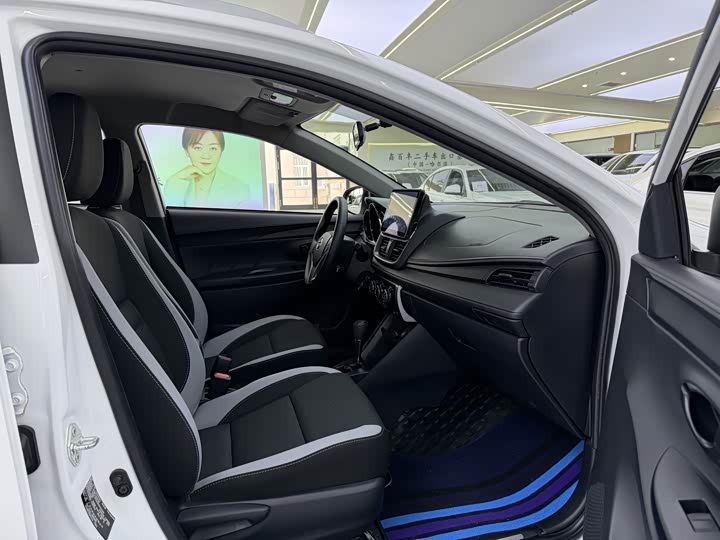 Фото 7 - Toyota Yaris L Hatchback