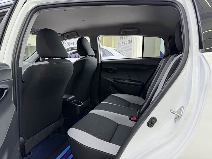 Фото 8 - Toyota Yaris L Hatchback