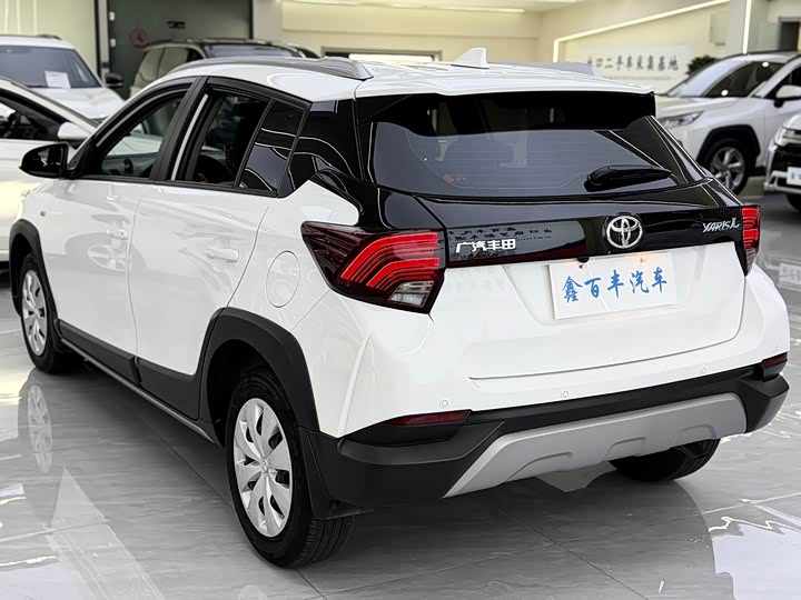 Фото 9 - Toyota Yaris L Hatchback