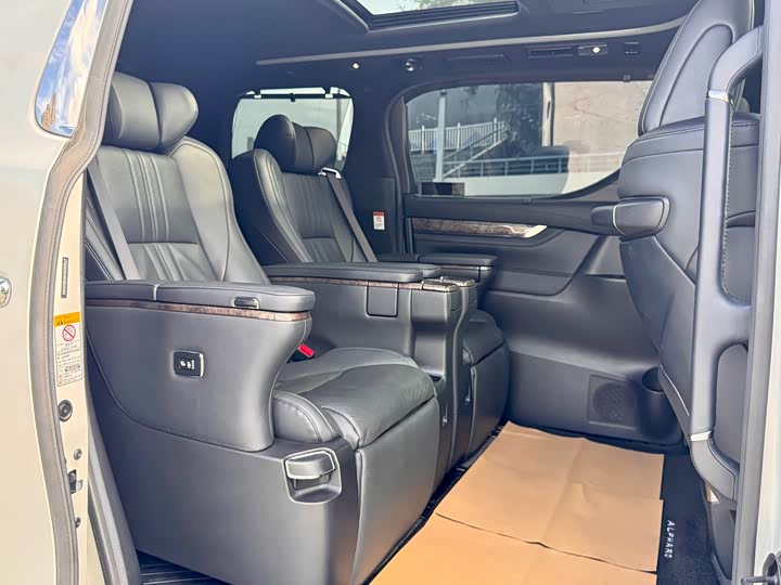 Фото 10 - Toyota Alphard