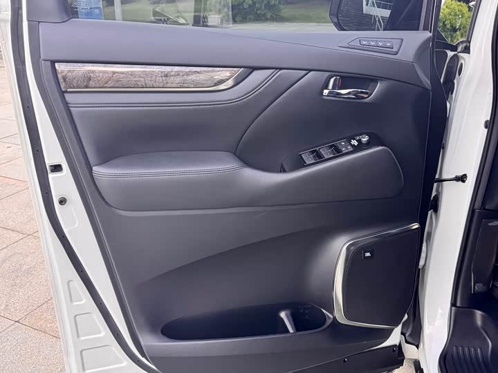 Фото 14 - Toyota Alphard