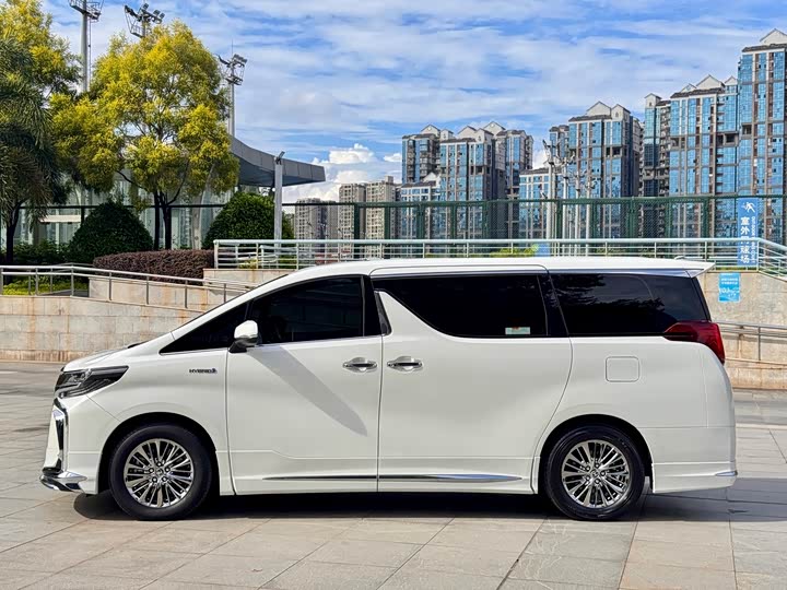 Фото 3 - Toyota Alphard